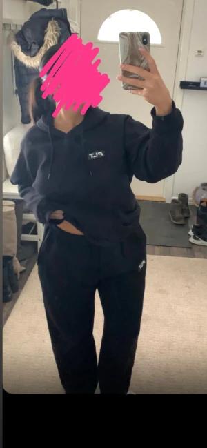 Svart set från PLT - Svarta mjukisbyxor från PLT med normal passform och resår i midjan. Byxorna har en enkel design utan synliga detaljer och är gjorda i mjukt material som passar perfekt för chill dagar. Mjukisbyxor och hoodie 300kr