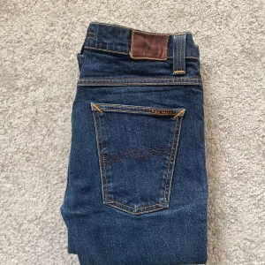 Nudie Jeans - Sjukt snygga jeans från märket Nudie Jeans | Sjukt snygg färg, väldigt eftertraktade | Skick 9/10 - BRA SKICK | Storlek W34 L34 | Jag kan gå ner i pris ‼️Kom gärna med bud och hör av dig vid minsta lilla fråga.