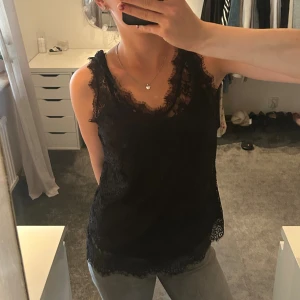 Svart spetslinne  - Säljer ett svart linne, det är två delar (svart underlinne, spets över)💕