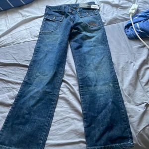 Vintage jeans med snygga detaljer i storlek 26  - Aldrig använda, kan vara straight legg 