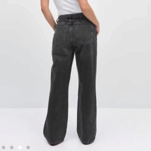 Jeans - Svarta jeans från Gina Tricot. Vida och medelhög midja. Knappt använda så i bra skick. Lagt ut på vinted också, skriv gärna innan köp!