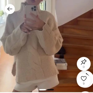 Beige stickad polotröja - Mysig beige stickad polotröja med grov kabelstickning framtill och ribbade muddar. Tröjan har en hög krage och en loose passform som ger en avslappnad vibe. Perfekt för kyliga dagar när du vill vara både bekväm och snygg.