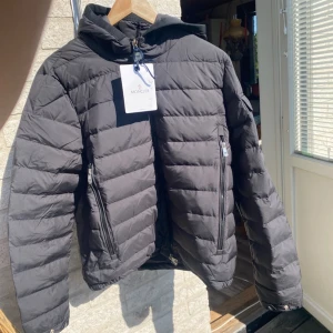 Moncler galion jacka - Helt ny och oanvänd Moncler jacka. Säljs pågrund av att den är för liten för mig, Stl M. NFC scan funkar och qr tag. Alla original taggar sitter kvar. Skriv för mer info!