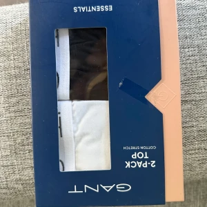 2-pack svart och vit linnetopp Gant - Säljes pågrund av att jag inte har nån användning för dom. Aldrig använt eller testat har endast legat i förpackningen. Kom privat för intresse eller frågor🤍
