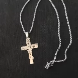  Helt ny Silverfärgat halsband med kors och träd -  Helt ny Unikt halsband i silverfärg med ett korsformat hänge som har ett detaljerat trädmönster. Kedjan är robust och glänsande, perfekt för dig som vill ha något stilrent men ändå annorlunda. Passar både till vardagslooken och när du vill sticka ut lite extra.50cm 