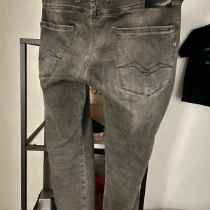 Replay grå jeans  - Säljer ett par grå jeans från Replay med klassisk femficksdesign och raka ben. Jeansen har diskreta sömmar på bakfickorna och en snygg tvättad look. Perfekta för dig som gillar en stilren och avslappnad vibe 😎 