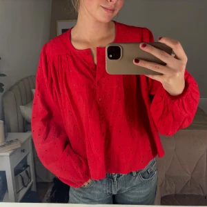 Röd blus med broderade detaljer Gina Tricot - Blus från Gina,endast använd 2 gånger, nypris 400
