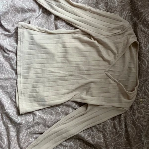 Beige ribbad långärmad tröja - Säljer en beige långärmad tröja som är ribbad.den är inte använd.jätte fin basic tröja som passar med allt.