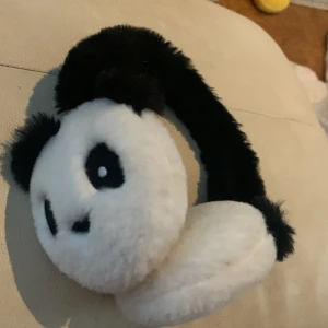 Söta panda öron värmare  - Står 5-8 år men passar ansomut äldre! Passar mig som är 15. Lämna gärna prisförslag 💓