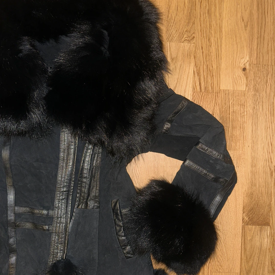 Svart pälsjacka med stora detaljer - 2