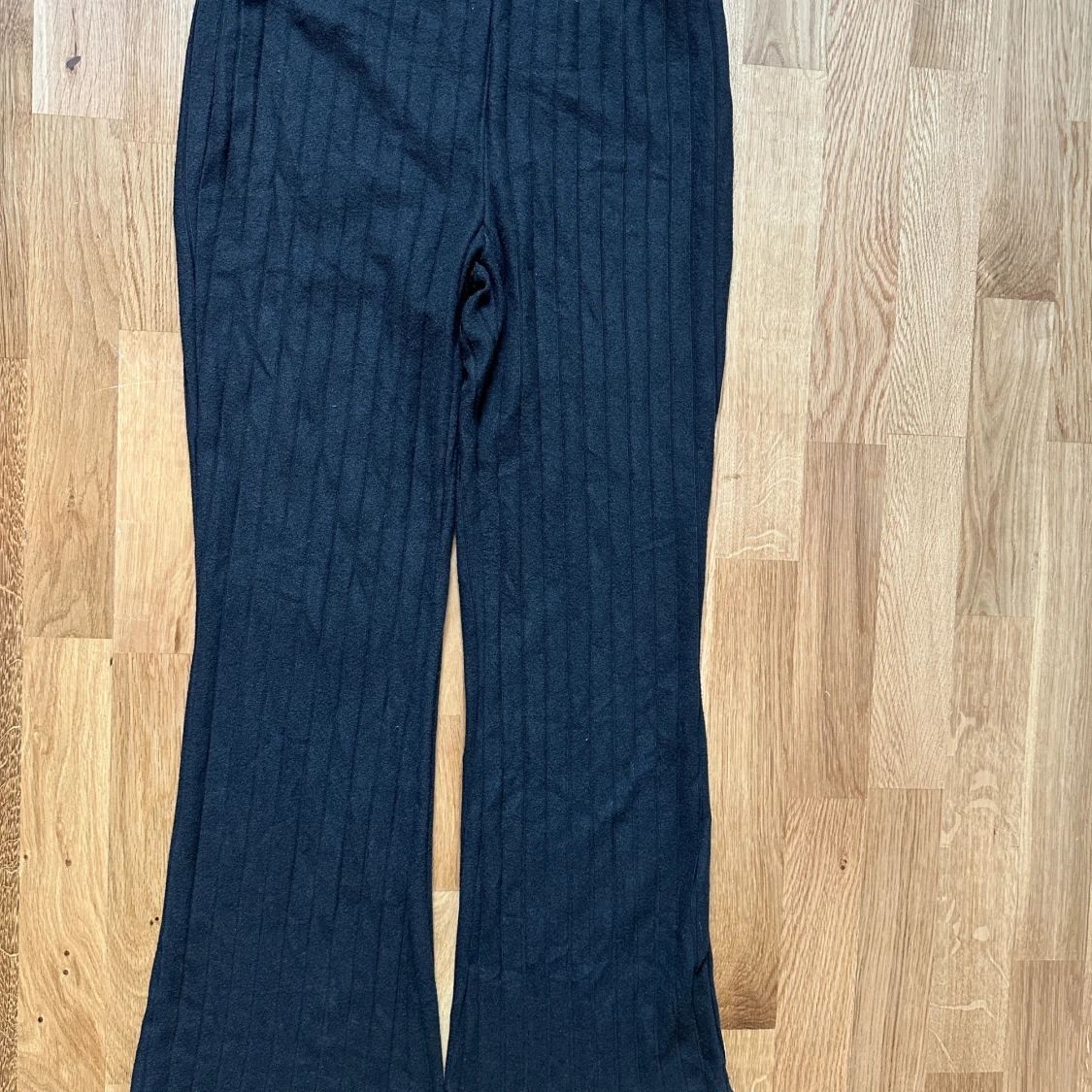 Svart ribbat co-ord med långärmad topp med slits o matchande byxor - 1