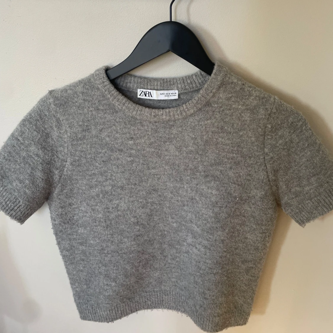 Grå kortärmad stickad tröja - 2