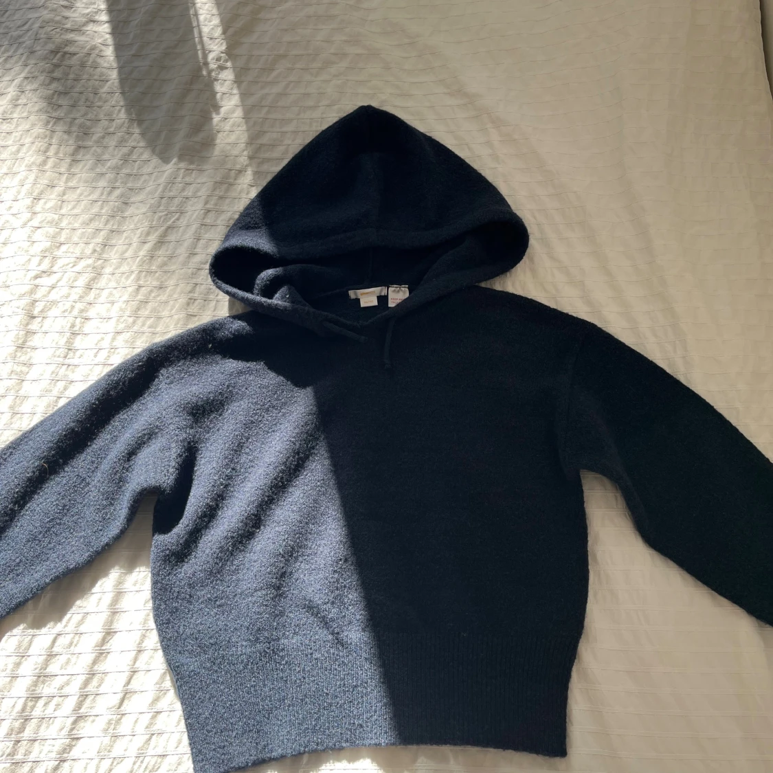 Marinblå stickad hoodie från Gina Tricot