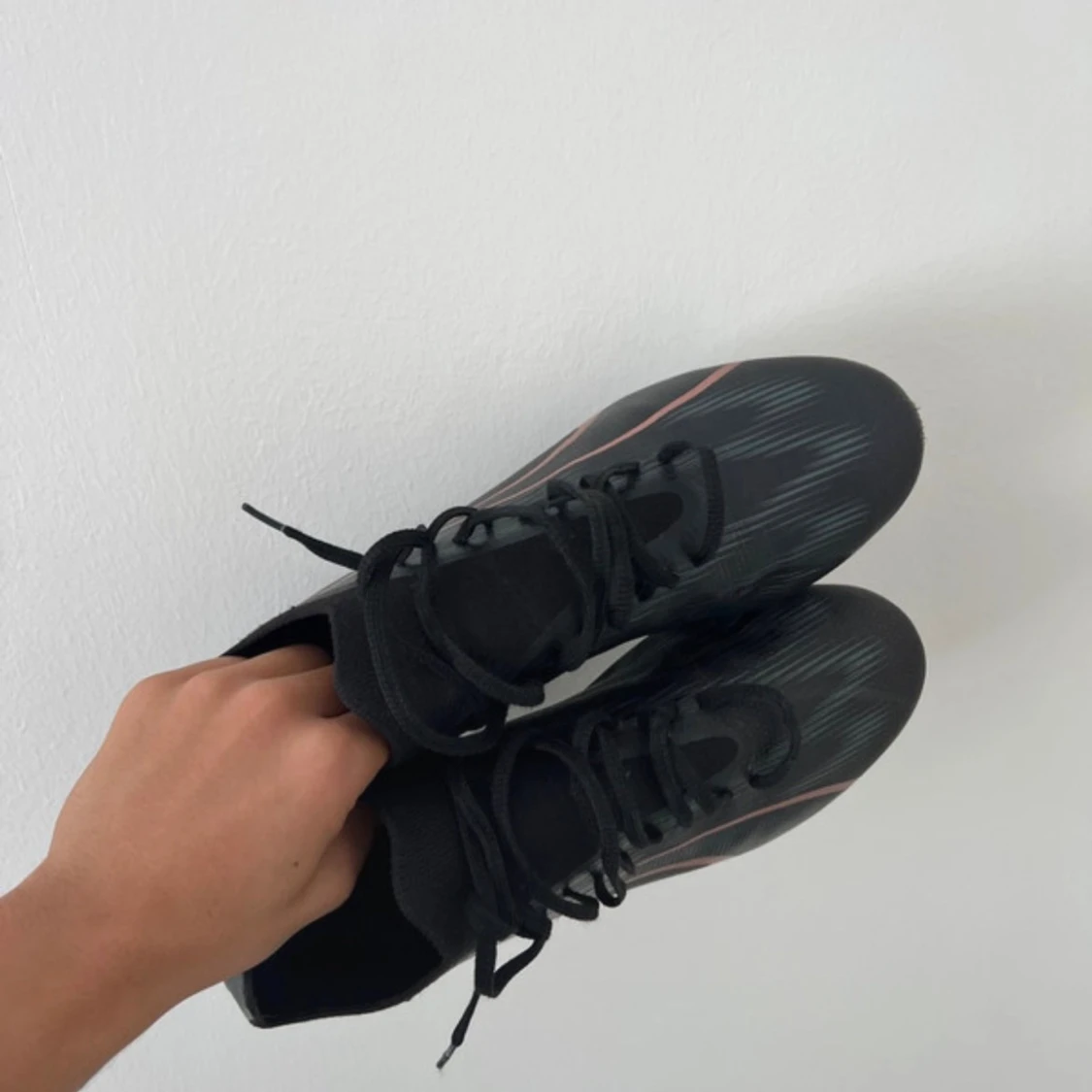 Svarta Nike fotbollsskor med rosa swoosh - 1