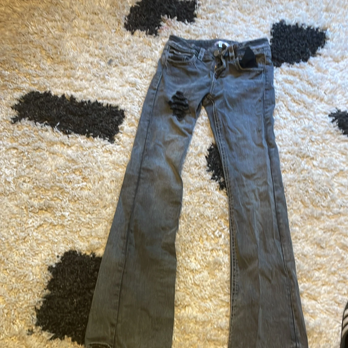 Grå bootcut jeans med detaljer - 4