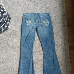 Jeans - Jeans från gina tricot 14+ i storlek s tall. Helt oanvända men jag trodde jag skulle behålla de så jag klippte av lappen. De är slutsålda och jag säljer de för att de är lite för korta för mig.