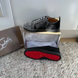 Christian Louboutin svarta sneakers mocka - Hej! Säljer dessa helt nya Christian loubutians. Aldrig använda. Box samt dustbag medföljer och skriv gärna vid intresse!