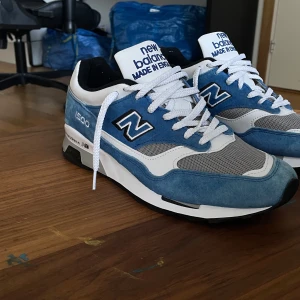 Sneakers New Balance 1500👟 - 650 kr Exklusiva New Balance 1500 i en stilren blå/grå färgkombination – en riktig klassiker! Lätt använda och i fint skick utan synliga defekter. Perfekta för både vardag och streetstyle.  ⭐️ Skick: 8/10 🎲 Storlek: Ej synlig 🎨 Färg: Blå och grå 📦 Snabb & trygg frakt 