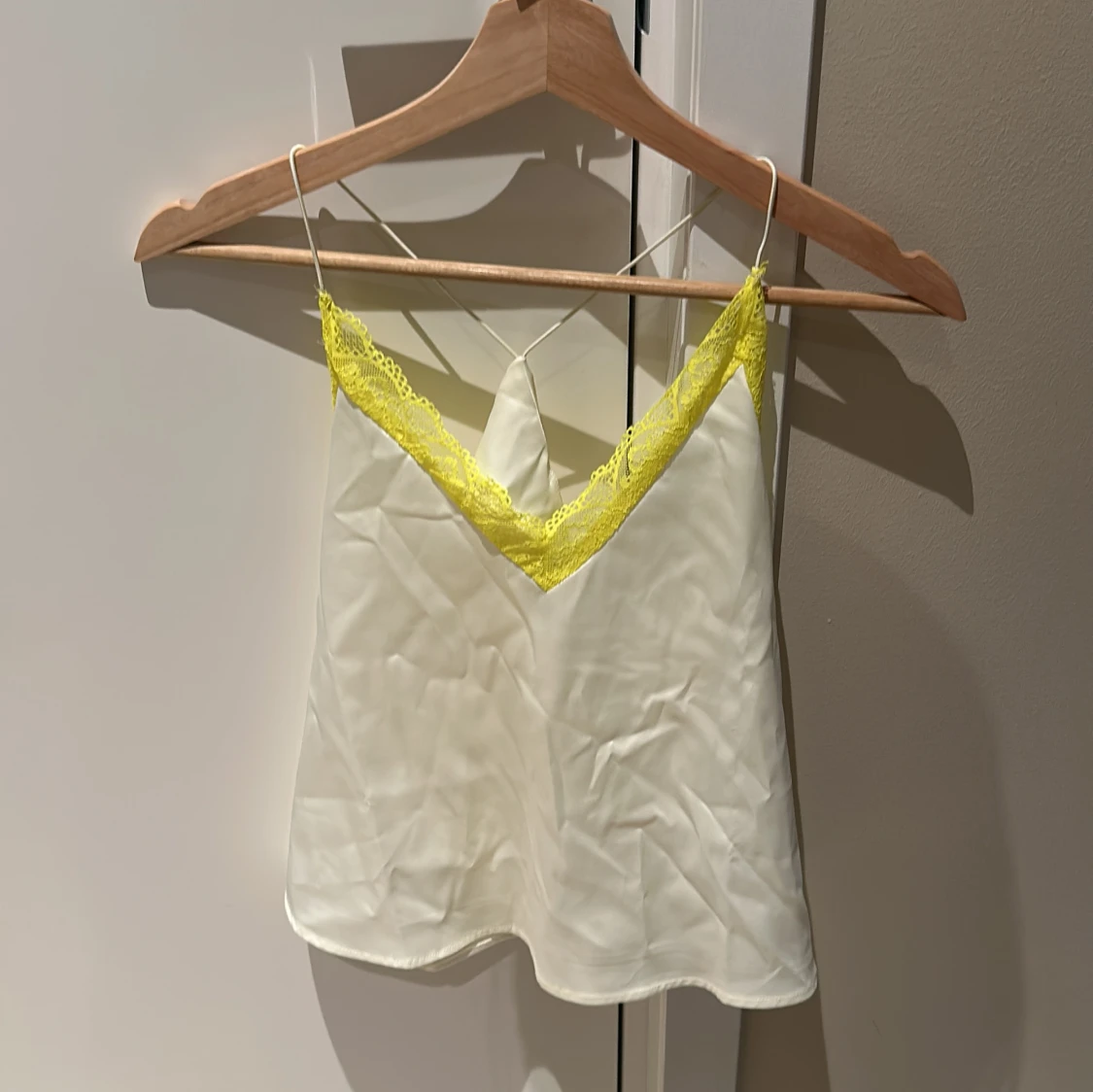 Vit linnetopp med gul spets