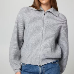 Grå stickad kofta med dragkedja - Mysig grå kofta med dragkedja framtill. Den är i storlek xS.