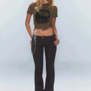 Svarta bootcut jeans från Cheap Monday - Säljer ett par svarta jeans från Cheap Monday med bootcut passform och låg midja. Jeansen har klassisk femficksdesign, silverfärgad knapp och lila Cheap Monday-logga bak. Perfekta för dig som gillar en snygg och tidlös look.