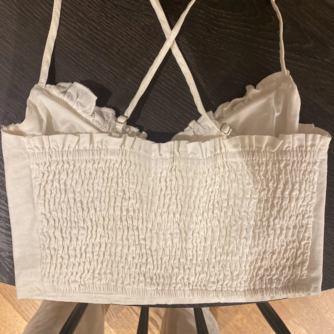 Vit linnetopp från NA-KD med kupdetalj - 1