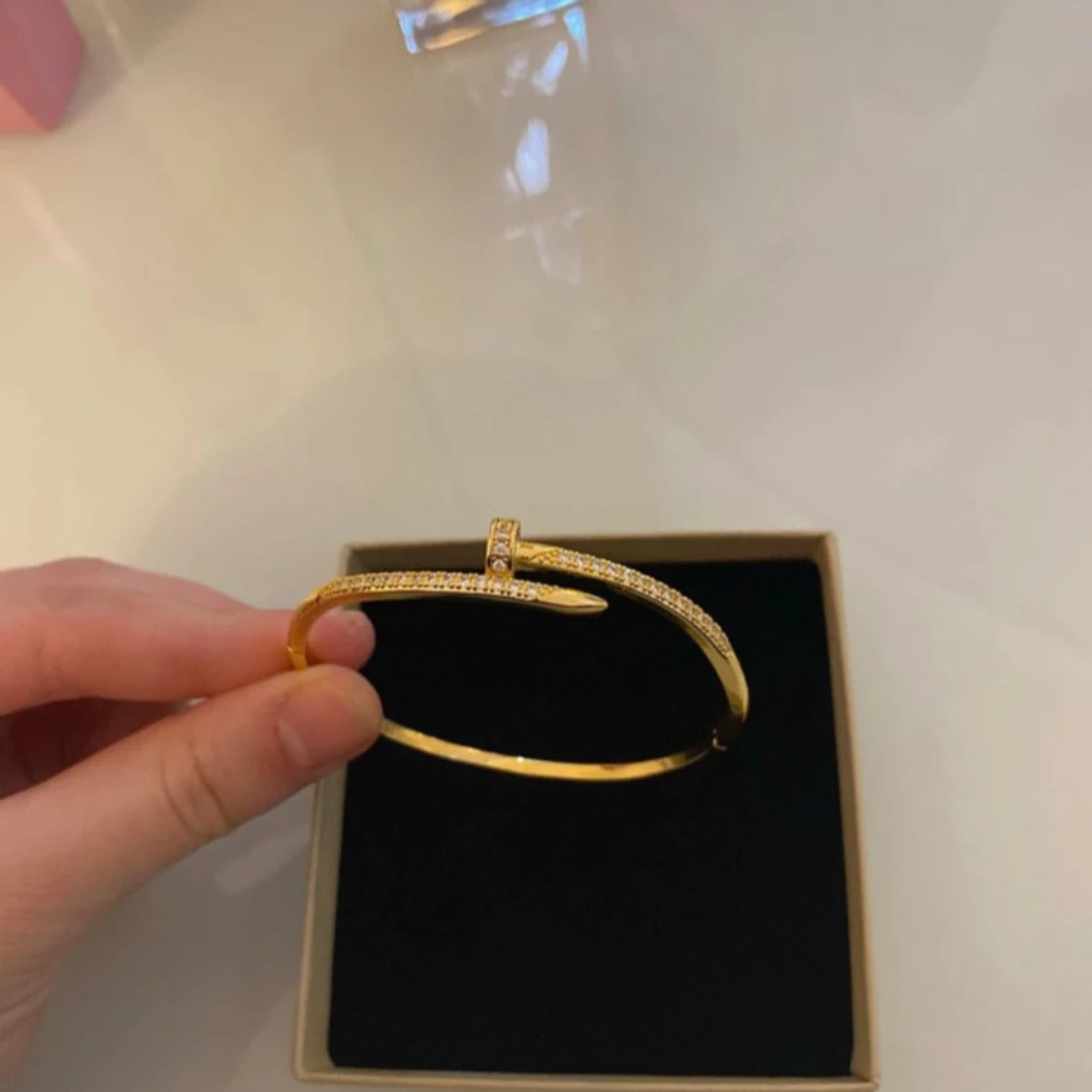 Guldarmband med glittriga stenar - 1