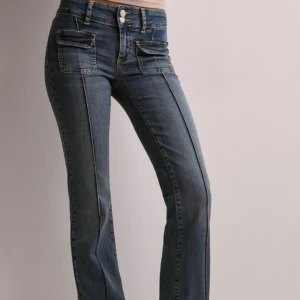 ‼️Trasig dragskedja men kan fixas!‼️Nelly jeans! - Köpt för 699! Säljer billigt eftersom att dragskedjan är trasig, superfina bootcut low waist Nelly jeans