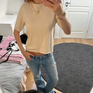 Beige tröja - Beige tunn tröja från NA-KD