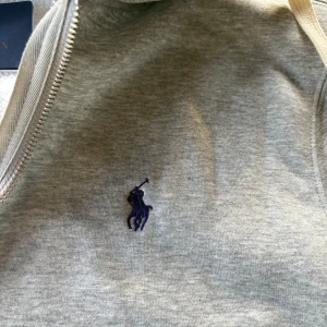 Grå Polo Ralph Luaren Hoodie - Jag säljer en grå polo hoodie den är helt ny och oanvänd priset kan diskuteras. Size L