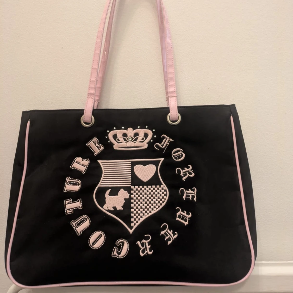 svart och rosa axelväska