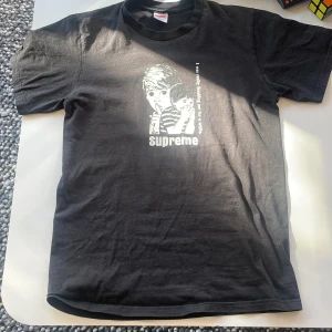 Supreme ”Freaking out” T-shirt  - Svart Supreme T-shirt. Köpt från Supreme Store i New York. Lite eller inget slitage. 100% Bomull. Äkta.