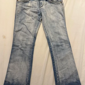Lågmidjade flare jeans - Supersnygga flare jeans! Skulle säga att dem är väldigt små i storleken, står strl 36 men sitter mer som strl 34- liten 36. Passar superbra nu till hösten, kan tänka mig diskutera priset vid snabb affär💗