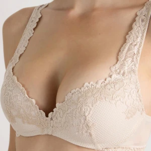 Superpushup-behå Gioia Pretty Flowers - Superfin beige korsett från Intimissimi med vacker spets och vadderade kupor. Axelbanden är dekorerade med spets och har justerbar längd. Perfekt för dig som gillar en feminin och stilren look. Stängs med hyskor i ryggen. Knappt använd 😍