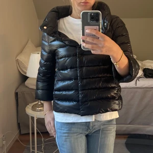 Herno jacka  - Säljer min fina Herno jacka i storlek S. Den är i bra skick och har inga defekter! 