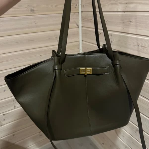 Midi long strap bag green - Väskan är helt ny, jag köpte fel färg men fick ej lämna tillbaka, det är den stora storleken. VILL DU KÖPA DEN SKRIV INNAN, DEN KÖPAS GENOM VINTED OCH INTE HÄR.😊😊 har du fråga bara fråga💕