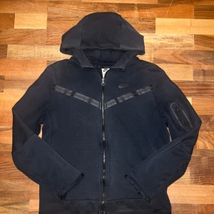 Nike tech fleece svart - Säljer min jätte gammal svart Nike tech i barn storlek XL.