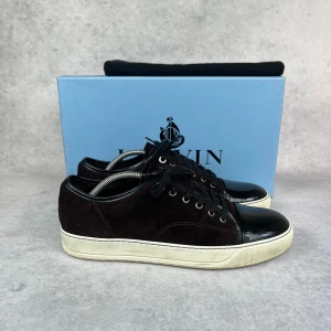 LANVIN DBB1 CAP TOE SNEAKER - – Condition: 8/10 - replaced inner soles  - Size: 42/UK8  – What is included: Dustbag  – Retail price: 5000 + SEK  Please note that Lanvins fit big and our recommendation is to go one size down
