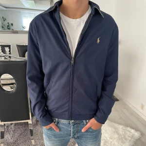Polo Ralph lauren  - Polo Ralph lauren vind jacka i nästan helt ny skick (9/10) jackan är inprincip helt ny och oandvänd. Säljer då den inte kommer till andvänding, bara kontakta vid frågor! 