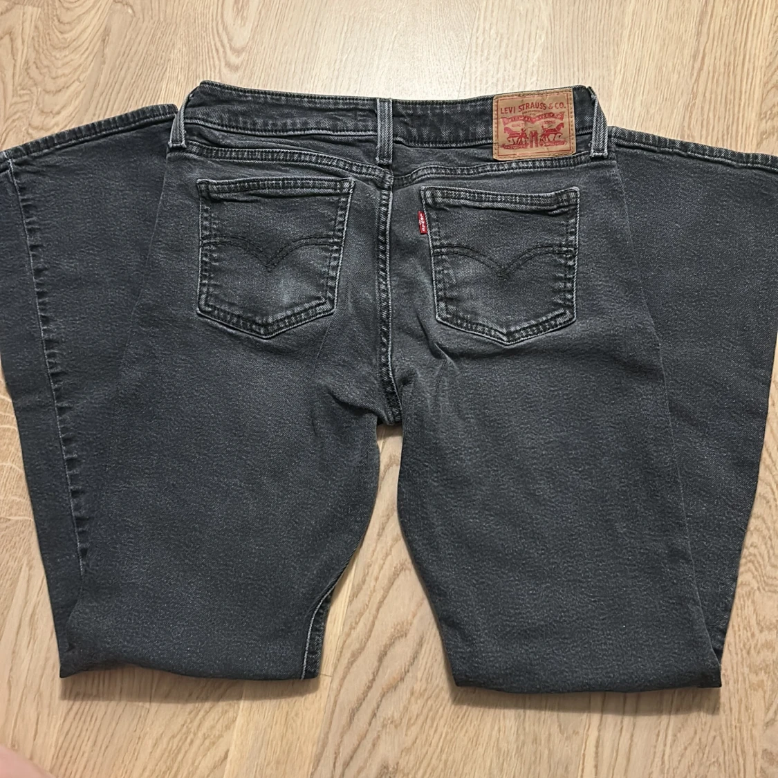Super low bootcut jeans Levi’s nästan nyskick