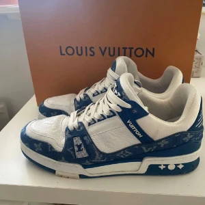 Louis Vuitton blåvita sneakers - Säljer louis vuitton skor i väldigt bra skicka kvitto och box kommer med. Storlek 43 pris kan diskuteras!
