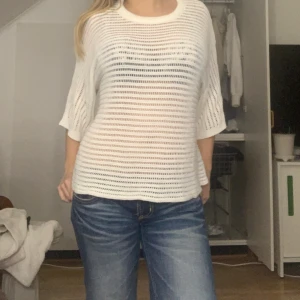 Vit ribbad blus med trekvartsärm - Säljer en vit blus med ribbat, genomskinligt stickat mönster och trekvartsärmar. Den är i fint skick och använd fåtal gånger. Storleken uppskattas till 36 💕