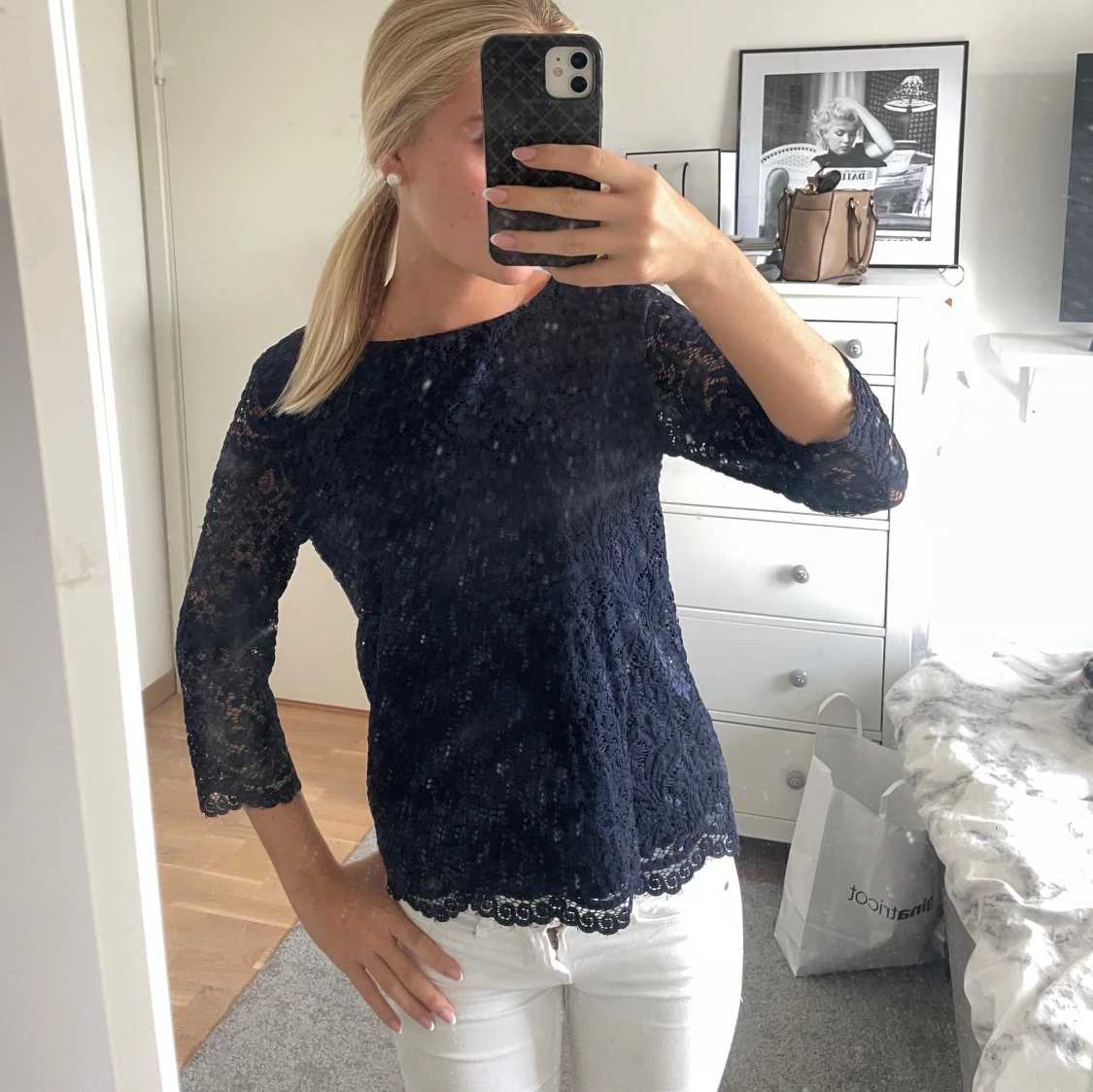 Mörkblå spetsblus med trekvartsärm - 1