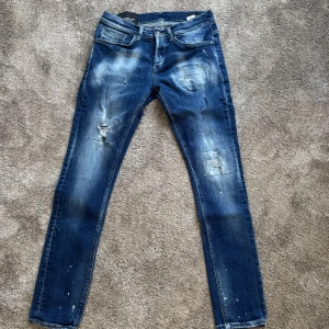 Dondup jeans - Tja! Säljer dessa sjukt goa dondup jeans i nyskick! Storlek: 30! Modellen heter George & jeansen är köpta på United Fashion! Nypris: 3500kr 