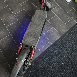 Iscooter ix4 - STOCKHOLM Kraftfull scooter med 800w åker 45kmh och 45 km räckvidd. Den har ett större skydd för bak att smutsa inte när dig och har extra nyckel. Laddaren ingår 