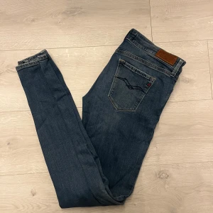Replay jeans  - Hej! Säljer dessa replay jeans i strl W29 L32//jeansen är i fint sick//hör av er vid frågor eller så!