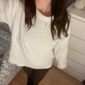 Vit stickad tröja från Bik Bok - Mysig vit stickad tröja från Bik Bok i stork XS!💕