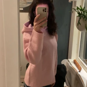 Rosa stickad hoodie från BikBok - Supermysig ljusrosa stickad hoodie från BikBok i storlek XS.💕