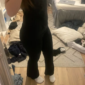 Svarta ribbade yogabyxor - Svarta ribbade yogabyxor från Lindex i storlek 158. De är varmare än vanliga så bra nu inför hösten/vintern!! Nästan aldrig använda.❤️‍🔥