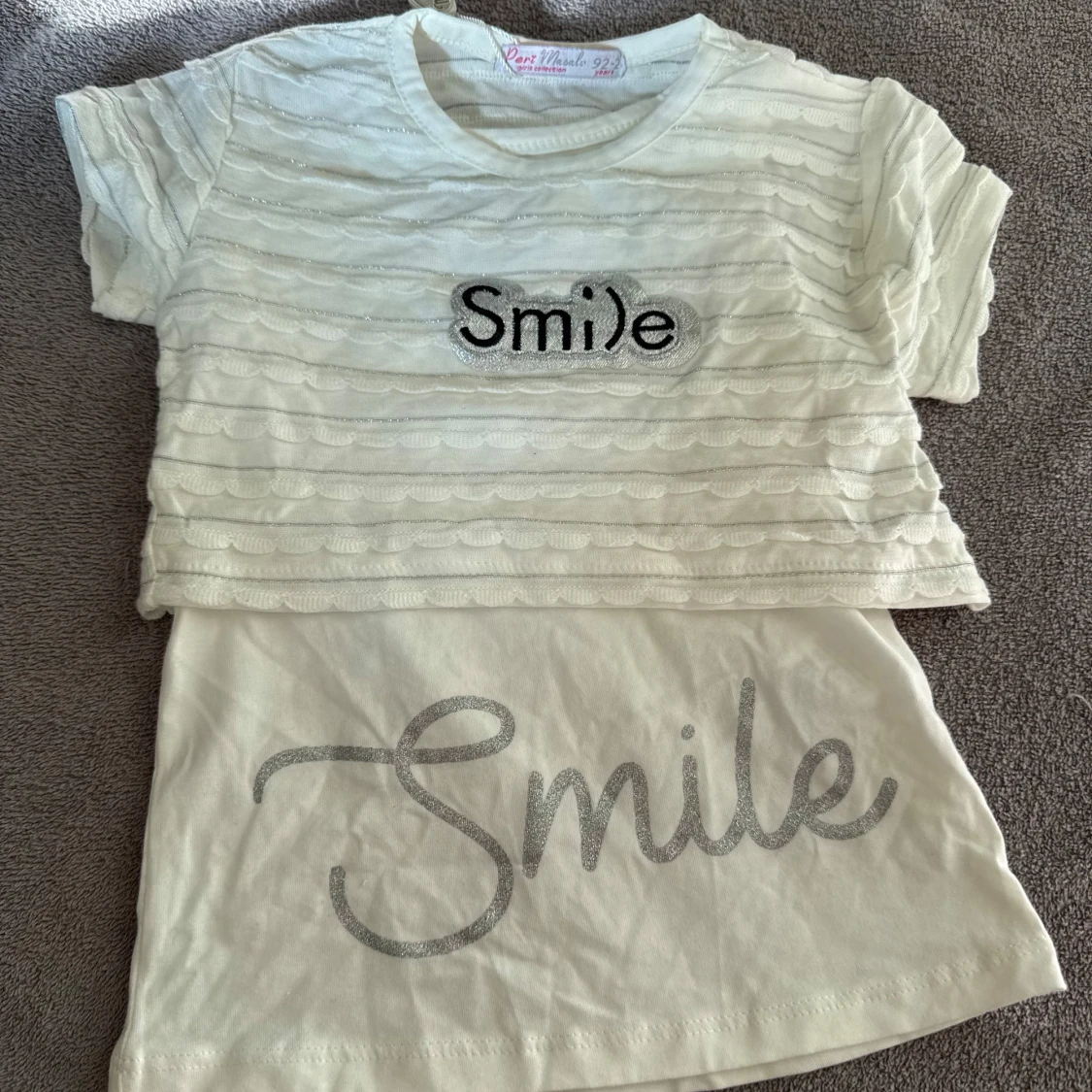 Vit topp och linne med Smile-tryck